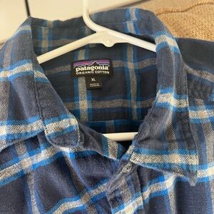 •Men’s XL
•Organic cotton
•Blue plaid
•Button front
•Comfortable mid-weight feel